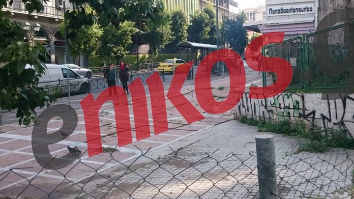 “Βουλιάζει” πεζοδρόμιο στο κέντρο της Αθήνας – ΦΩΤΟ αναγνώστη