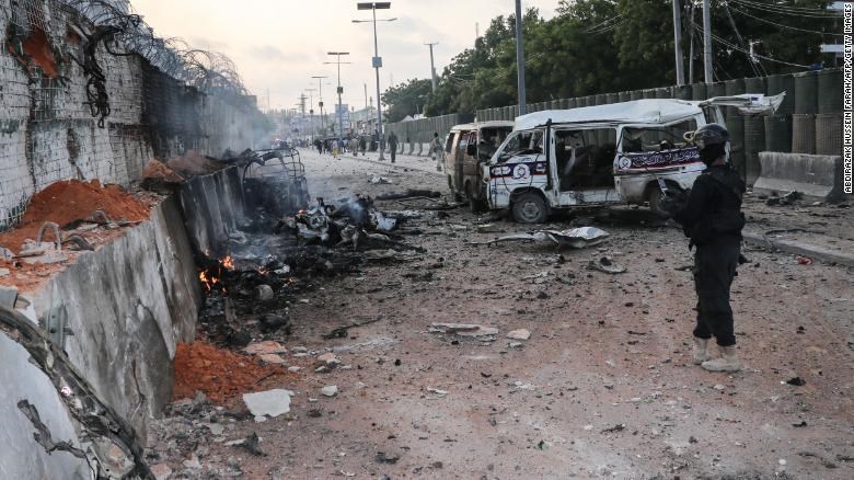Μεγαλώνει η λίστα των θυμάτων από την επίθεση καμικάζι με παγιδευμένα αυτοκίνητα σε ξενοδοχείο στο Μογκαντίσου