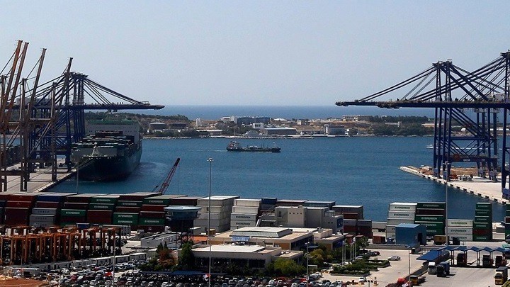 Γκαζάκια, κροτίδες και μπουκάλι με βενζίνη εντοπίστηκαν στο λιμάνι του Πειραιά