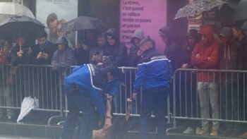 Δύο γυμνόστηθες διαδηλώτριες παραβίασαν τα μέτρα ασφαλείας κατά τη διέλευση της αυτοκινητοπομπής του Τραμπ – ΒΙΝΤΕΟ