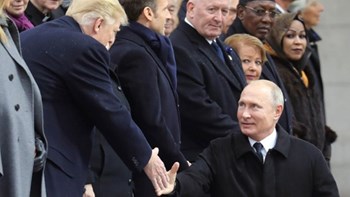 Η χειραψία Πούτιν και Τραμπ στην Αψίδα του Θριάμβου – ΦΩΤΟ