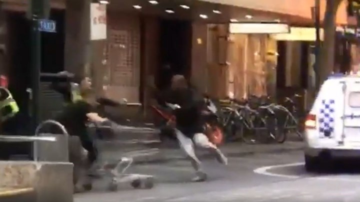 Ο άστεγος “ήρωας” της Μελβούρνης – Απέκρουσε τον δράστη της επίθεσης με ένα καροτσάκι σουπερμάρκετ – ΒΙΝΤΕΟ