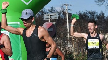 Συγκινητικές στιγμές όταν οι μαραθωνοδρόμοι πέρασαν μπροστά από το Μάτι – ΦΩΤΟ