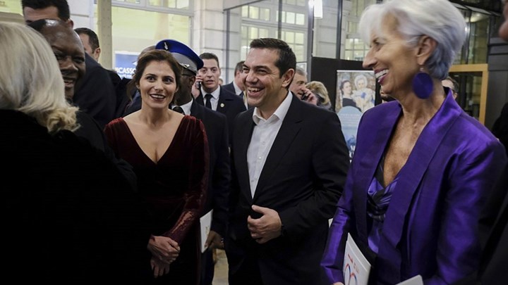Εντυπωσίασε η σύντροφος του πρωθυπουργού Μπέτυ Μπαζιάνα στο Παρίσι – ΦΩΤΟ