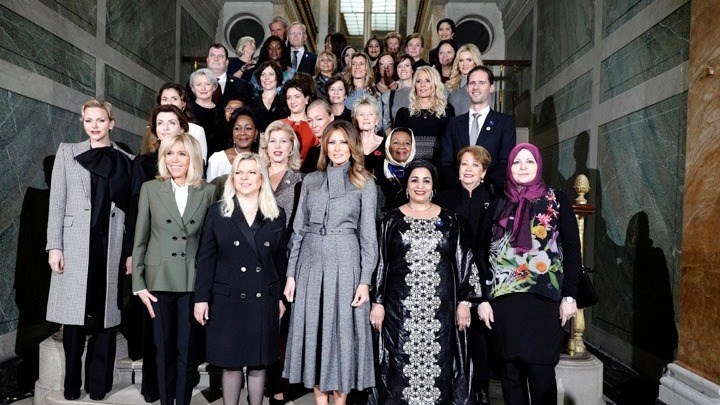 Οι σύζυγοι των ηγετών γευμάτισαν με οικοδέσποινα τη Μπριζίτ Μακρόν