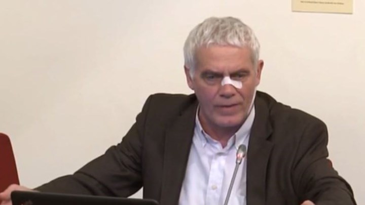 Με τσιρότα εμφανίστηκε στη Βουλή ο Γιάννης Τσιρώνης