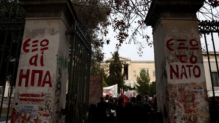 Προσαγωγή τριών ατόμων έξω από το Πολυτεχνείο