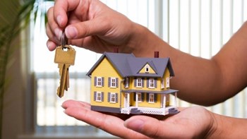 Έκρηξη μεταβιβάσεων και γονικών παροχών για να προλάβουν τις νέες αντικειμενικές αξίες