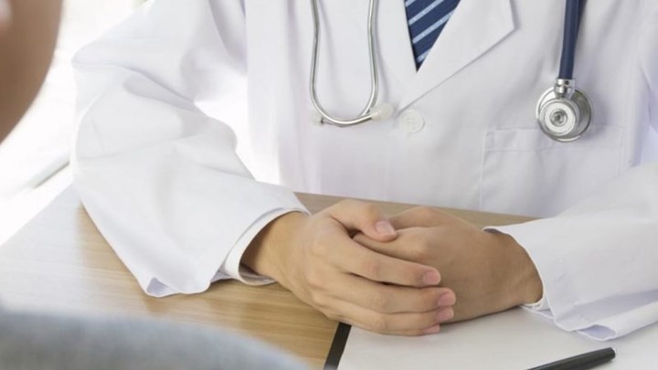 “Τόλμη και γοητεία”: Σύζυγος πασίγνωστου γιατρού τον τσάκωσε με χήρα “ασθενή” του