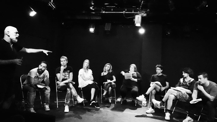 Καρατζιάς – Αντωνιάδης – Ευαγγελάτος ανεβάζουν το Χορεύοντας στο Σκοτάδι του Τρίερ στο «Vault»