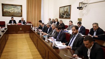 Αρθροσκοπήσεις: Περαιτέρω διερεύνηση για Βορίδη-Σαλμά ζητεί ο ΣΥΡΙΖΑ -Πολάκη και Ξανθό βάζει στο κάδρο η ΝΔ