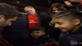 Ο Παπασταθόπουλος έδωσε χαρά σε οκτάχρονο τυφλό φίλο της Άρσεναλ – ΒΙΝΤΕΟ