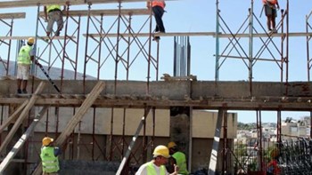 Η Ομοσπονδία Οικοδόμων καταγγέλλει: Ασφαλίτης τράβηξε όπλο σε απεργούς