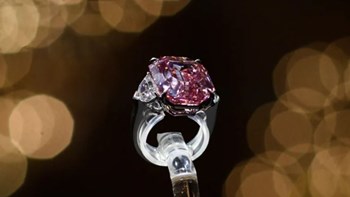 Το διαμάντι “Pink Legacy” πωλήθηκε 44,3 εκατ. ευρώ