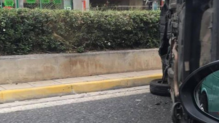 Τροχαίο στον Γέρακα– Ανατροπή Ι.Χ μετά από σύγκρουση με πούλμαν  – ΦΩΤΟ