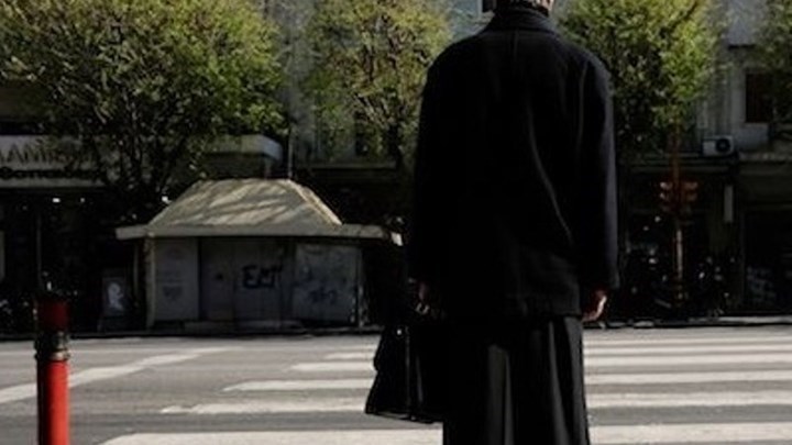 Ο ιερέας που «πιάστηκε» μεθυσμένος και επιτέθηκε σε αστυνομικούς: Δεν θυμάμαι τίποτα, ζητάω συγγνώμη