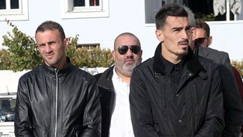 Σε κλίμα οδύνης το τελευταίο αντίο στον οπαδό του Ολυμπιακού Γιάννη Δήμαρχο – ΦΩΤΟ