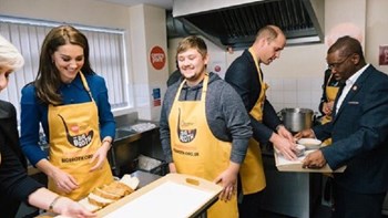 Η Κέιτ και ο Ουίλιαμ μαγειρεύουν για τους άστεγους – ΦΩΤΟ