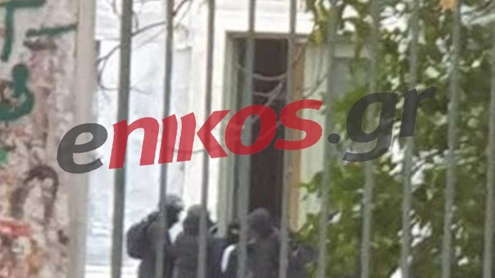 Κουκουλοφόροι μπήκαν στο Πολυτεχνείο – ΦΩΤΟ αναγνώστη