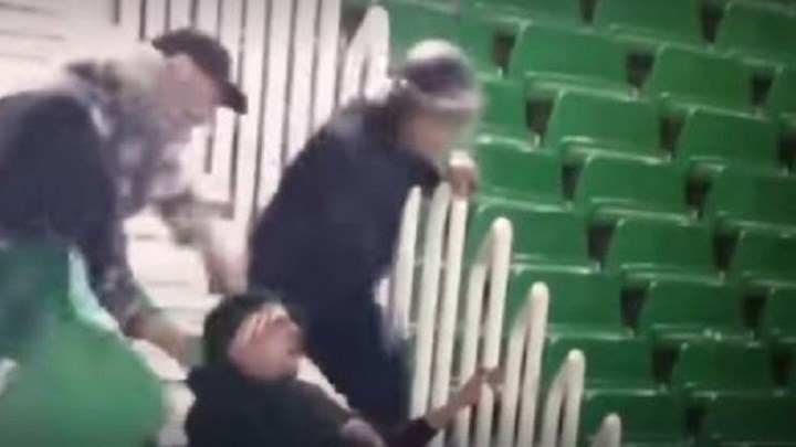 Άγριο ξύλο σε οπαδό από αστυνομικούς – ΒΙΝΤΕΟ