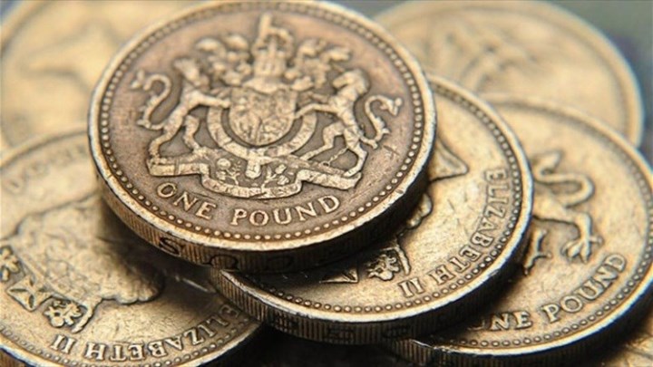 “Βουτιά” καταγράφει η στερλίνα μετά τις παραιτήσεις υπουργών