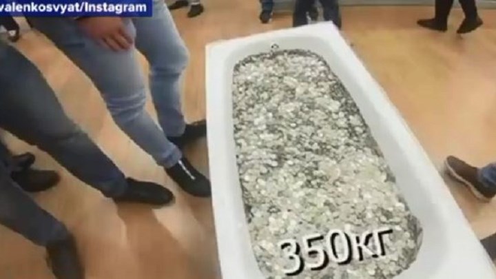 Πήγαν να αγοράσουν κινητό με μία… μπανιέρα ρούβλια – ΒΙΝΤΕΟ