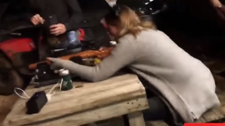 Ανατίναξε το νυφικό της για να γιορτάσει…το διαζύγιο – ΒΙΝΤΕΟ