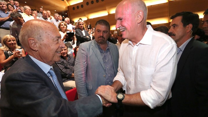 Τηλεφώνημα συμπαράστασης του Παπανδρέου στον Σημίτη – Έκανε λόγο για επανάληψη του «βρώμικου ‘89»