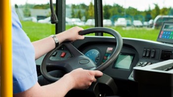 Συνέβη και αυτό: Οδηγός λεωφορείου στην Κρήτη συνελήφθη μεθυσμένος – Τράκαρε σταθμευμένο όχημα