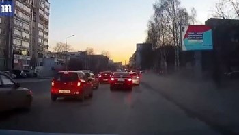 Βίντεο σοκ: Οδηγός παρασύρει πεζούς στη Ρωσία – ΒΙΝΤΕΟ