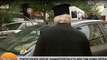 Διαμαρτυρία ιερέα στη Μονή Πετράκη – “Καμία συμφωνία με τους άθεους” – ΒΙΝΤΕΟ