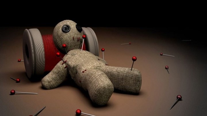 Σατανιστές έκαναν μαύρη μαγεία σε συγχωριανούς τους – Βρέθηκαν αρχαία αντικείμενα και σύνεργα βουντού στο σπίτι τους