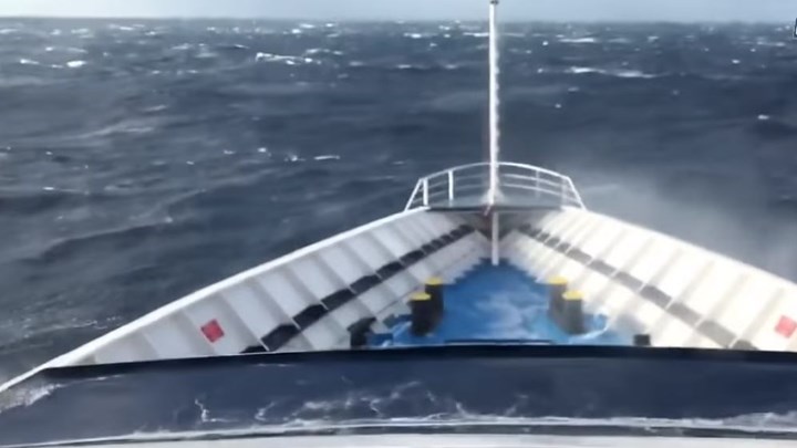 Πλοίο “παλεύει” με τα κύματα στο Αιγαίο – ΒΙΝΤΕΟ