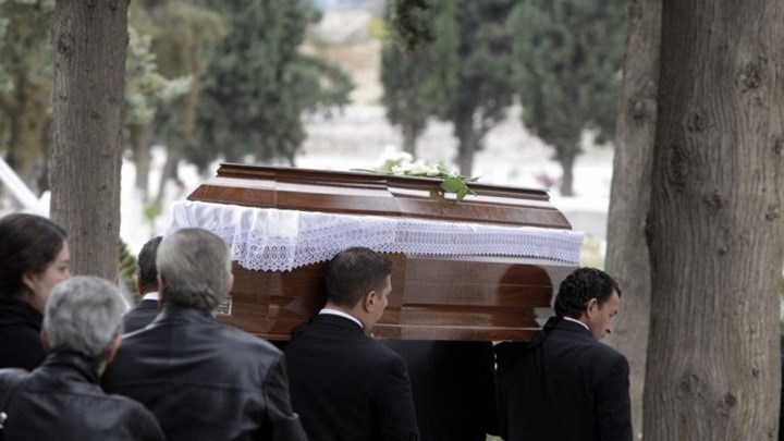 Ιερέας άφησε σύξυλους συγγενείς και φίλους του νεκρού – Έφυγε στη μέση της κηδείας