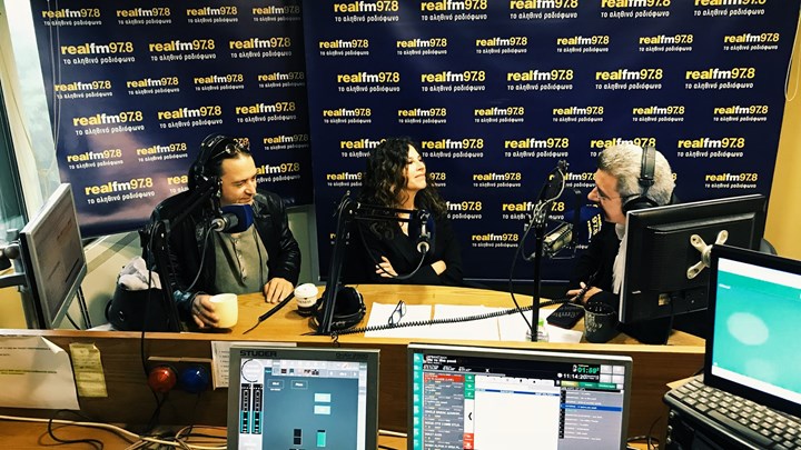 Γιάννης Κότσιρας και Ελευθερία Αρβανιτάκη στο στούντιο του Realfm 97,8