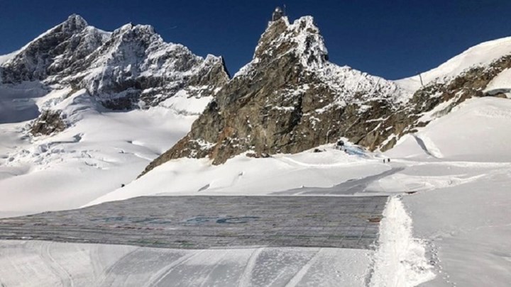 Ρεκόρ Γκίνες για τη μεγαλύτερη καρτ-ποστάλ πάνω σε έναν παγετώνα