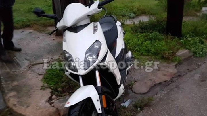 Οδηγός ετών 91 παραβίασε STOP και παρέσυρε μηχανάκι – Τραυματίστηκαν δύο γυναίκες – ΦΩΤΟ