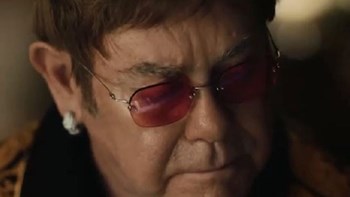 Ο Έλτον Τζον στην πιο χριστουγεννιάτικη διαφήμιση της χρονιάς – ΒΙΝΤΕΟ