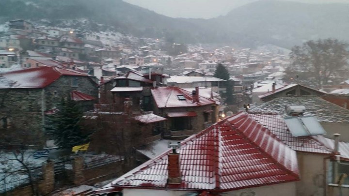 Έπεσαν τα πρώτα χιόνια στην Ελασσόνα – ΦΩΤΟ