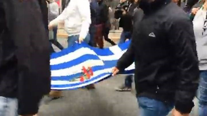 Στην αμερικανική πρεσβεία η κεφαλή της πορείας με την αιματοβαμμένη σημαία του Πολυτεχνείου