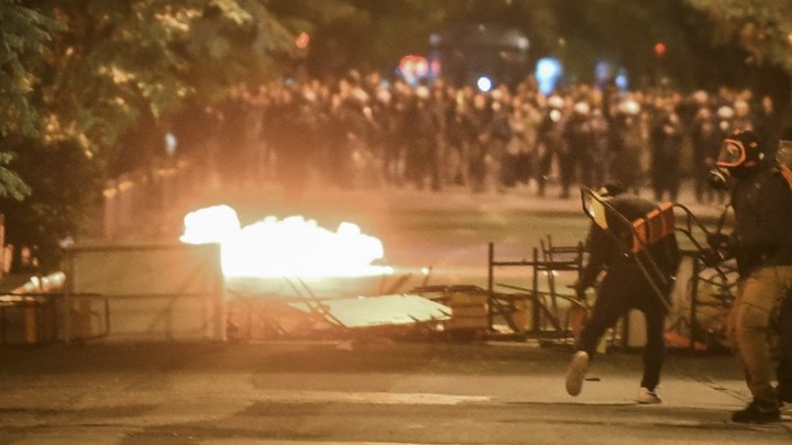 “Καίγεται” ξανά η Αθήνα: “Βροχή” από μολότοφ – Για οργανωμένο σχέδιο βίας μιλούν αξιωματικοί της ΕΛΑΣ – ΦΩΤΟ -ΒΙΝΤΕΟ