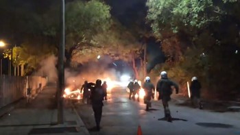 Δύο τραυματίες αστυνομικοί από τα επεισόδια στη Θεσσαλονίκη – Αποπνικτική η ατμόσφαιρα γύρω από το ΑΠΘ – ΒΙΝΤΕΟ