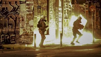 Κουκουλοφόροι πετούν φωτοβολίδες ευθείας βολής στην υδροφόρα της ΕΛΑΣ