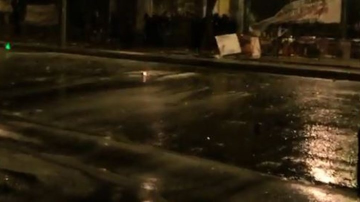 Οι κουκουλοφόροι άνοιξαν την πύλη του Πολυτεχνείου στην Πατησίων – ΤΩΡΑ