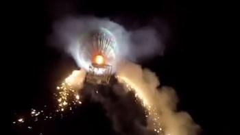 Πανικός στην Μιανμάρ – Αερόστατο γεμάτο πυροτεχνήματα ανατινάχθηκε στον αέρα – BINTEO