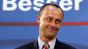 «Βγάζω περίπου ένα εκατομμύριο ευρώ τον χρόνο», δηλώνει ο υποψήφιος διάδοχος της Μέρκελ στο CDU