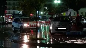 Τρελή πορεία αυτοκινήτου που “καβάλησε” πλατεία και σταμάτησε σε παιχνίδια περιπτέρου – ΦΩΤΟ