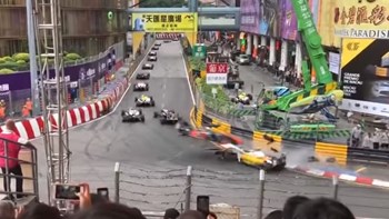 Τρομακτικό ατύχημα στη Φόρμουλα 3 – Μονοθέσιο εκσφενδονίστηκε στον αέρα – ΒΙΝΤΕΟ