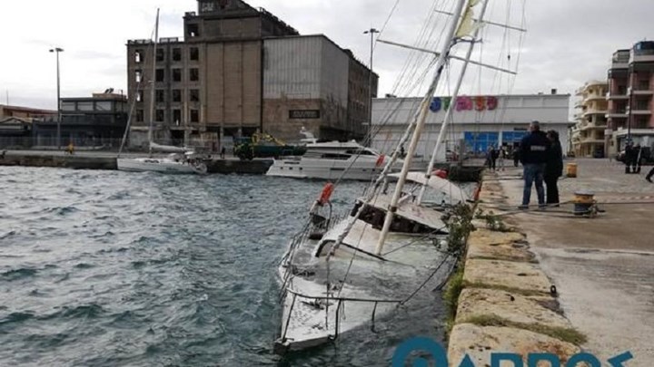 Ιστιοπλοϊκό βυθίστηκε στο λιμάνι της Καλαμάτας – ΦΩΤΟ