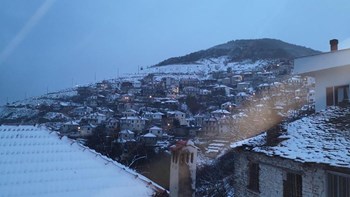 Τα πρώτα χιόνια και στη Λάρισα – ΦΩΤΟ